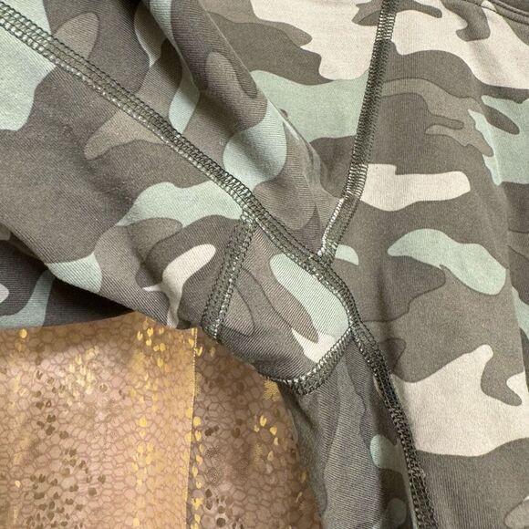 PINK Victorias Secret Green Active Camo Army Bike Shorts Medium - Picture 4 of 5